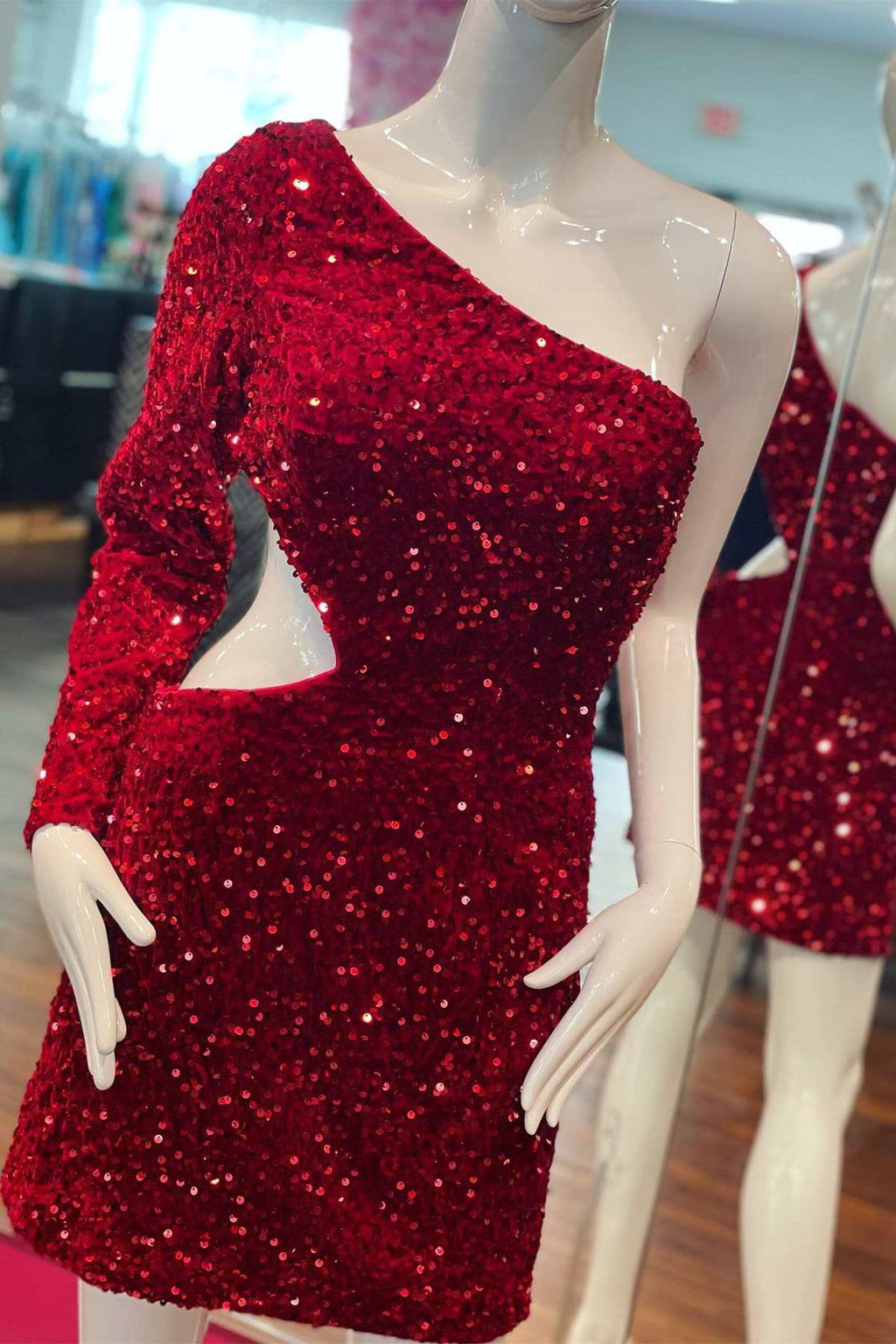 Robe de bal courte à une manche et découpe à paillettes