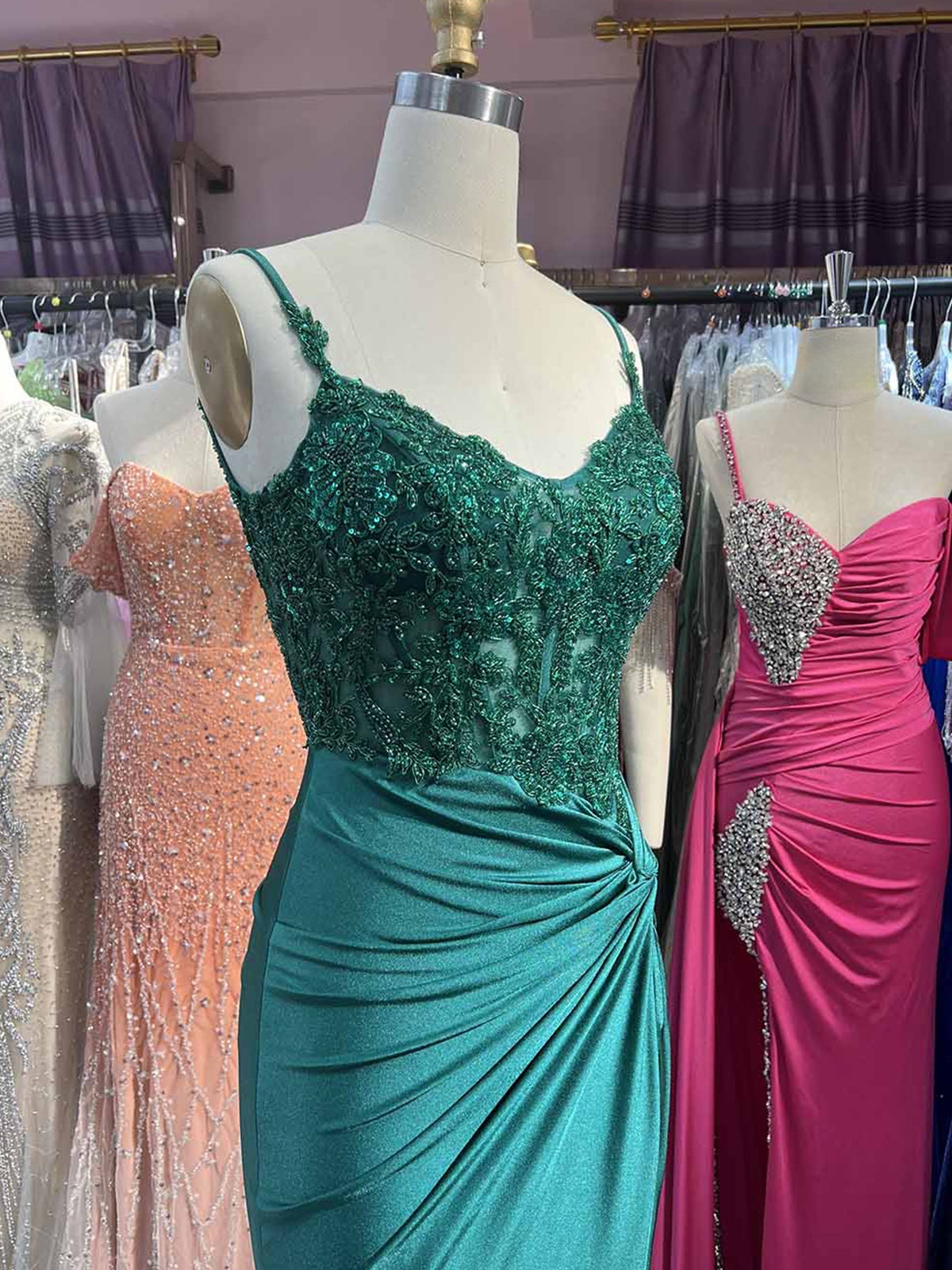 Rafenild | Robe de bal longue fendue en satin vert à col V ornée de perles et fendue