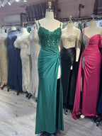 Rafenild | Robe de bal longue fendue en satin vert à col V ornée de perles et fendue
