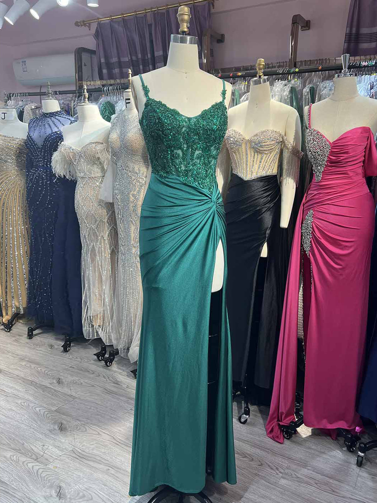 Rafenild | Robe de bal longue fendue en satin vert à col V ornée de perles et fendue