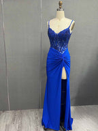 Rafenild | Robe de bal longue fendue en satin vert à col V ornée de perles et fendue