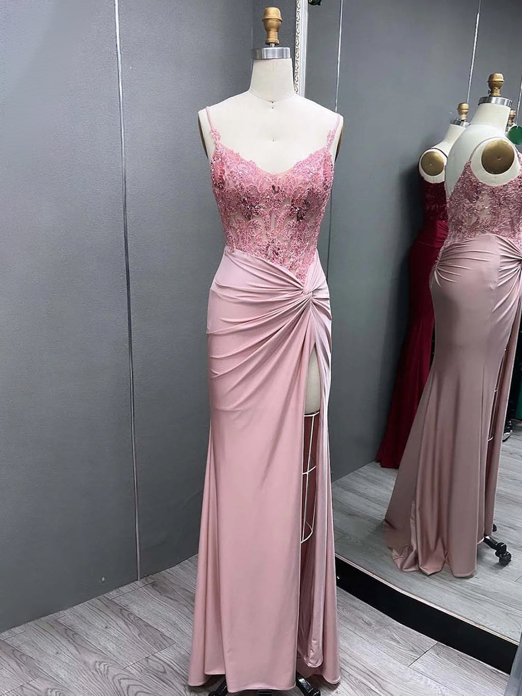 Rafenild | Robe de bal longue fendue en satin vert à col V ornée de perles et fendue