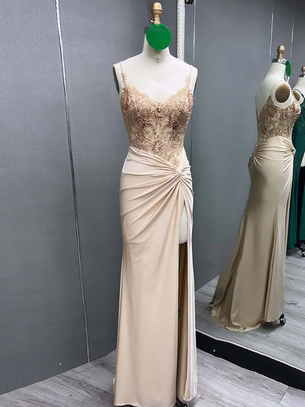 Rafenild | Robe de bal longue fendue en satin vert à col V ornée de perles et fendue