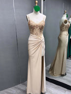 Rafenild | Robe de bal longue fendue en satin vert à col V ornée de perles et fendue