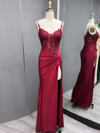 Rafenild | Robe de bal longue fendue en satin vert à col V ornée de perles et fendue