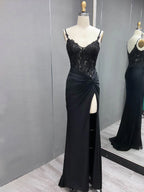 Rafenild | Robe de bal longue fendue en satin vert à col V ornée de perles et fendue