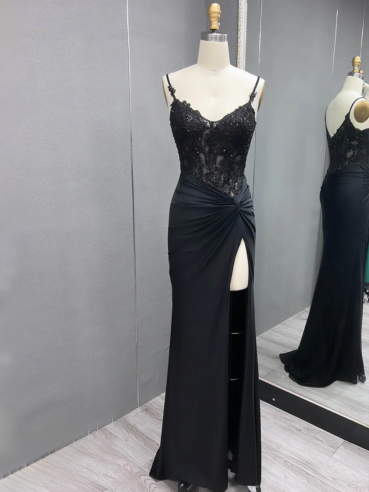 Rafenild | Robe de bal longue fendue en satin vert à col V ornée de perles et fendue