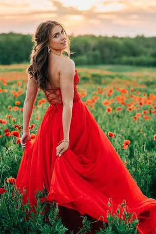 Robe de bal longue en mousseline à épaules dénudées, coupe trapèze, ornée d'appliqués et lacée 