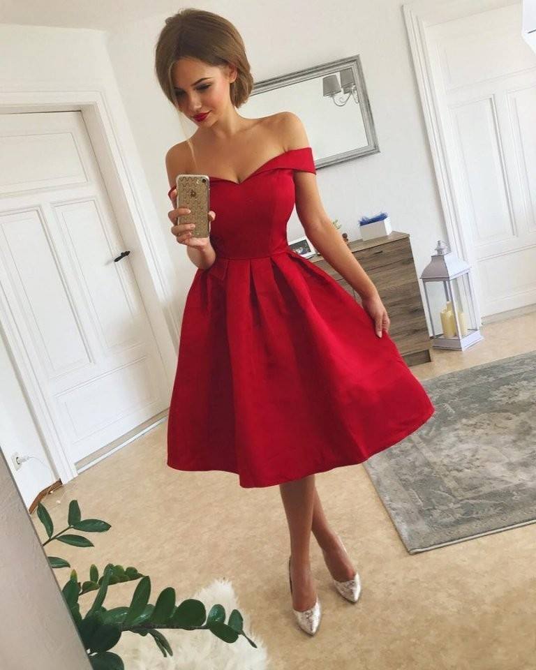 Robe de bal courte rouge en satin, coupe trapèze, épaules dénudées