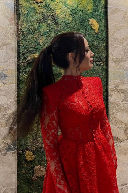 Robe de cocktail rouge trapèze courte en dentelle à manches longues