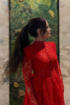Robe de cocktail rouge trapèze courte en dentelle à manches longues