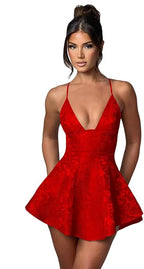 Robe de bal courte trapèze dos nu à col halter en satin jacquard à volants