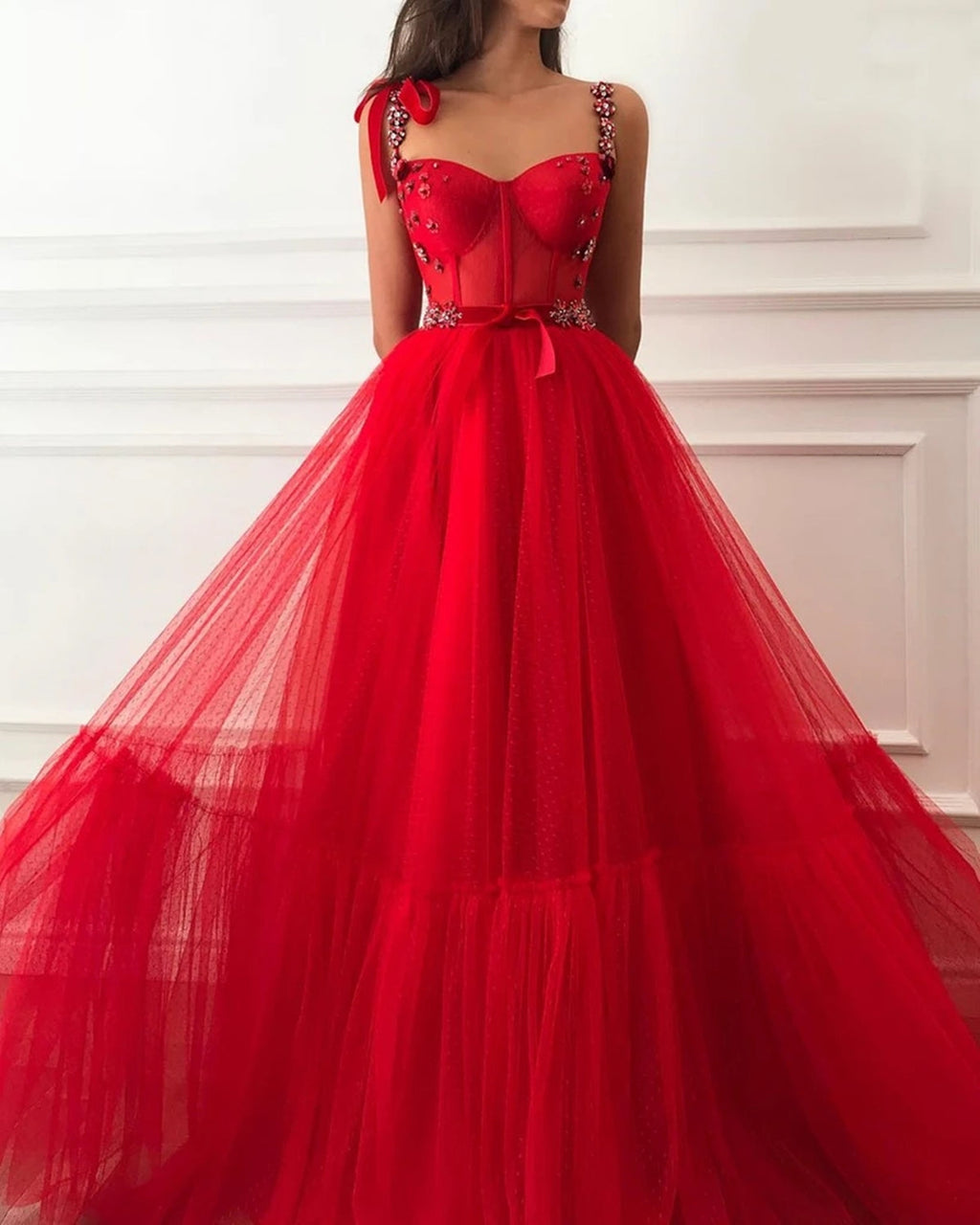 Robe de soirée longue rouge en tulle à perles et fleurs, coupe trapèze, idéale pour un bal de fin d'année ou une remise de diplômes.