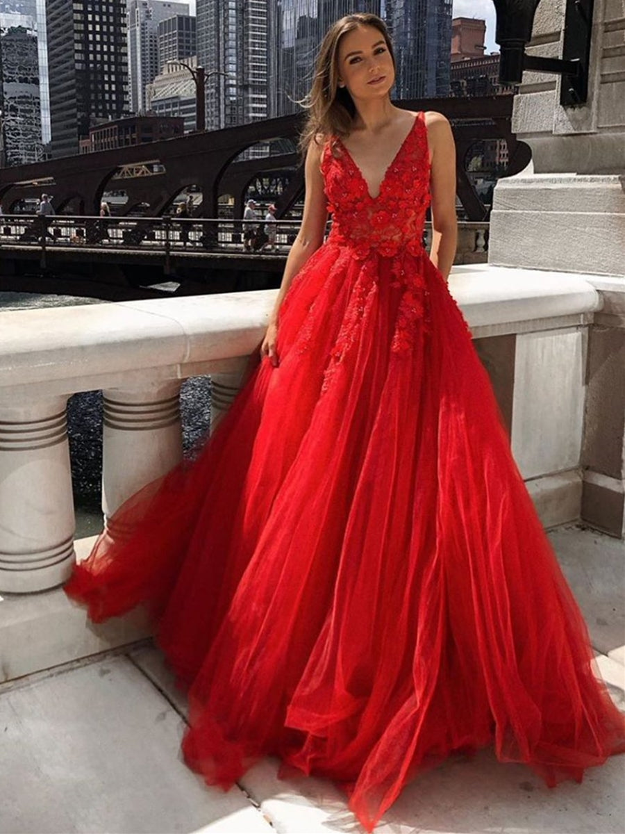 Robe de bal rouge longue trapèze en tulle et dentelle, dos nu, col en V et poches