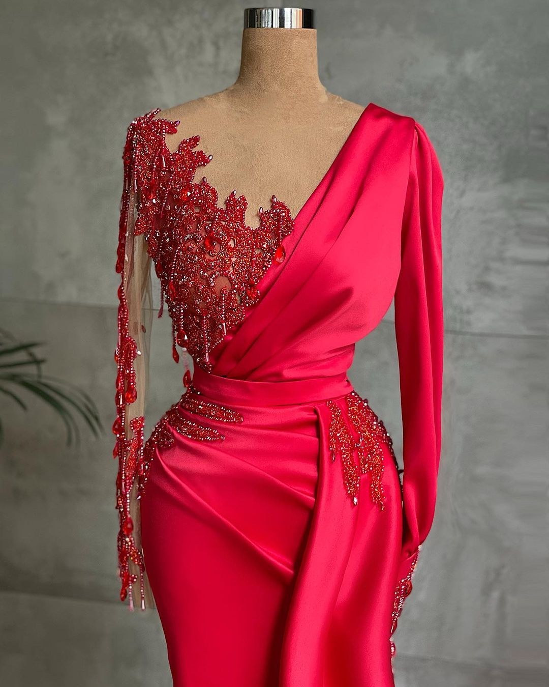 Robe de bal longue sirène rouge en satin avec manches