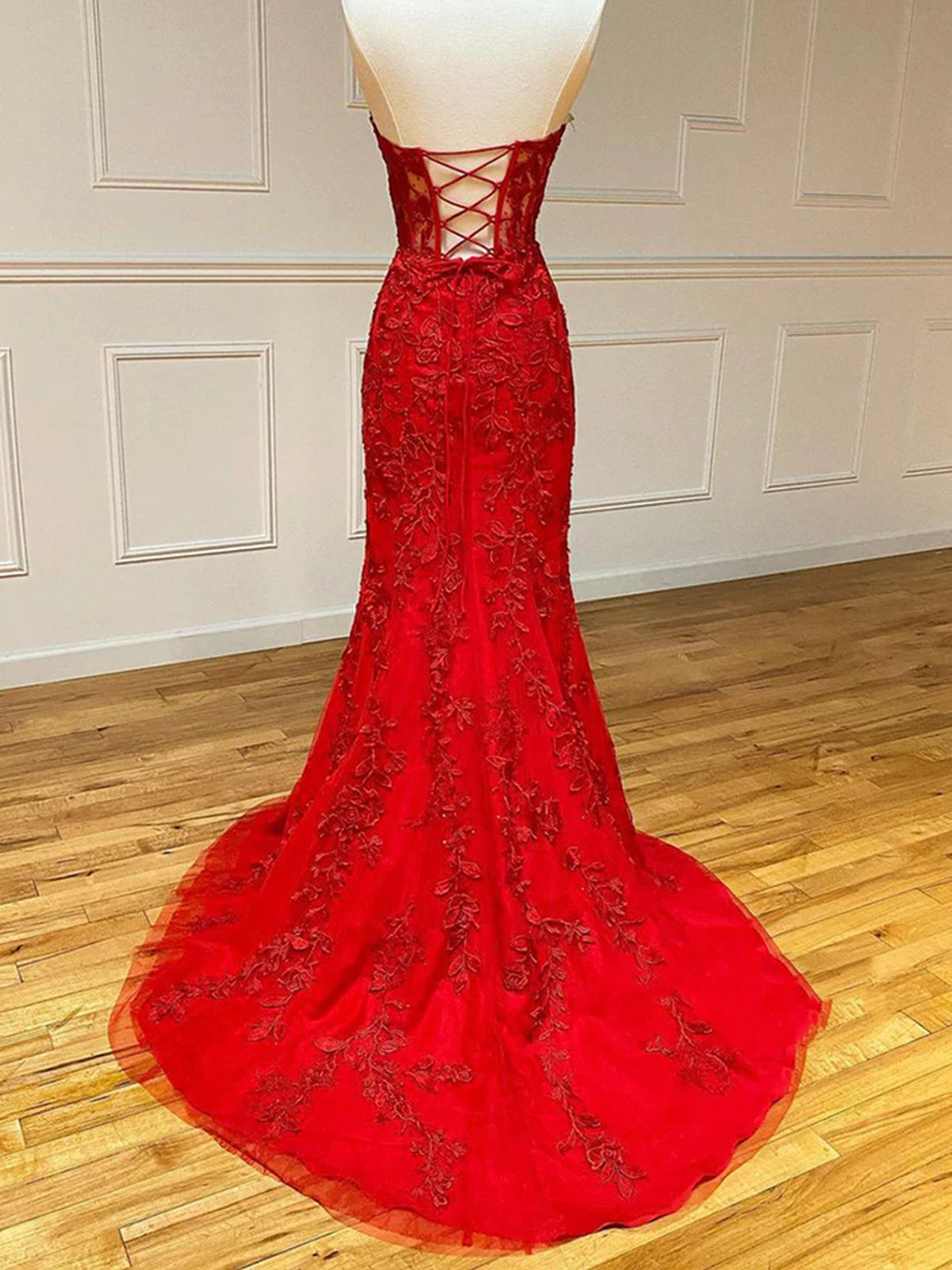 Robe de bal rouge sirène longue en dentelle avec décolleté cœur et traîne