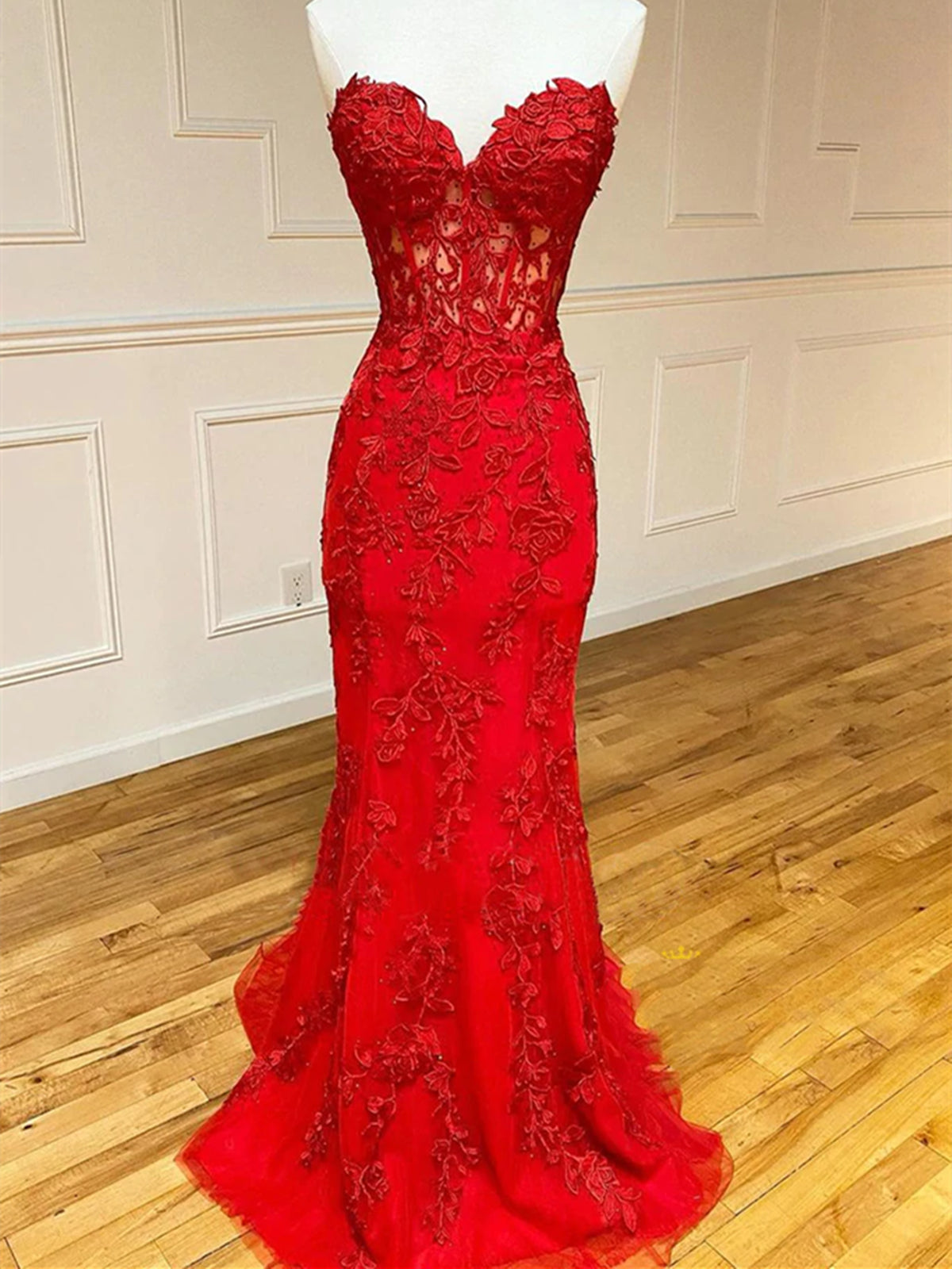 Robe de bal rouge sirène longue en dentelle avec décolleté cœur et traîne