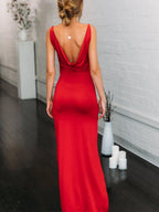 Robe de bal longue sirène rouge en satin, dos nu, décolleté en V et fente haute.