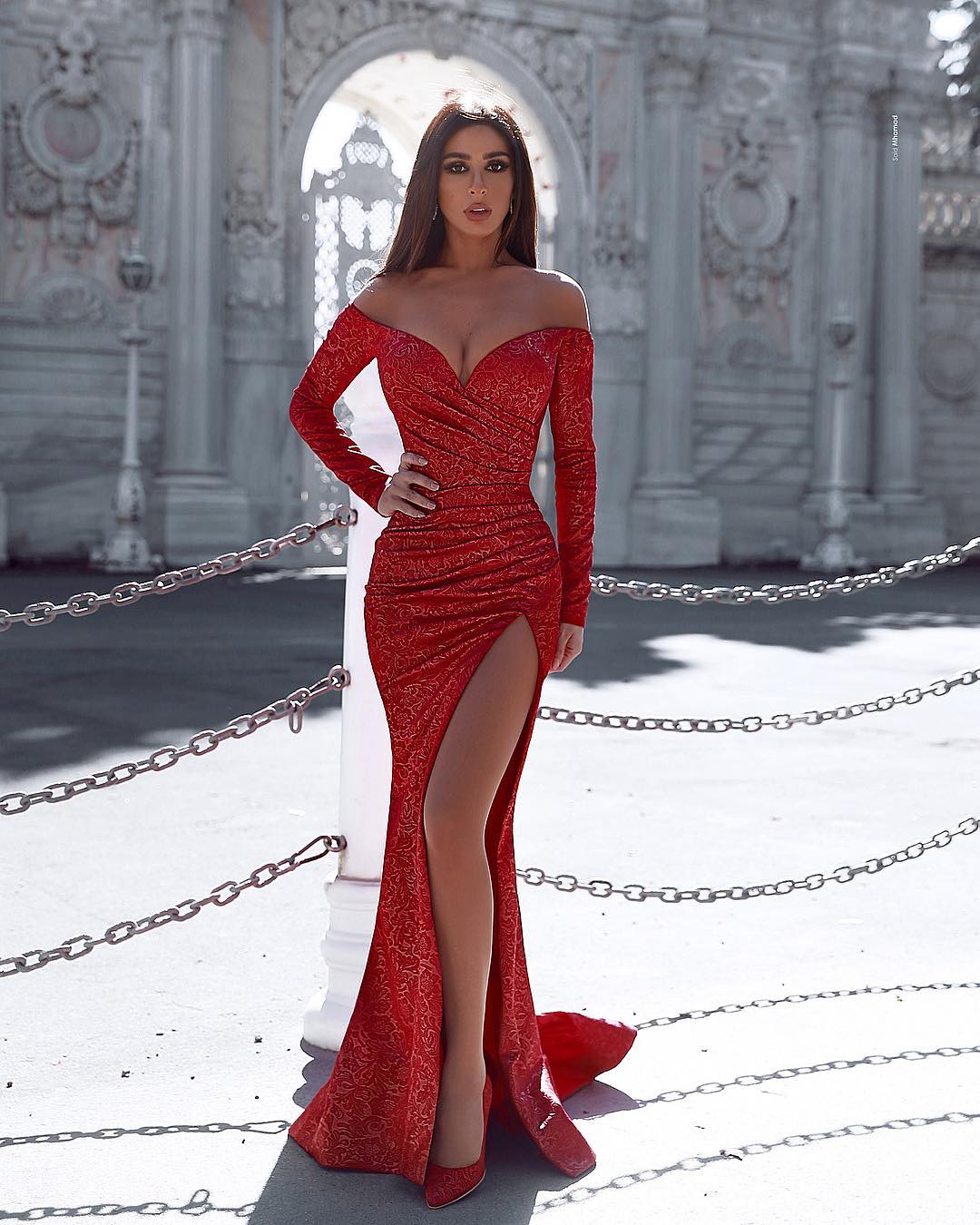 Robe de bal sirène rouge à manches longues et épaules dénudées avec fente