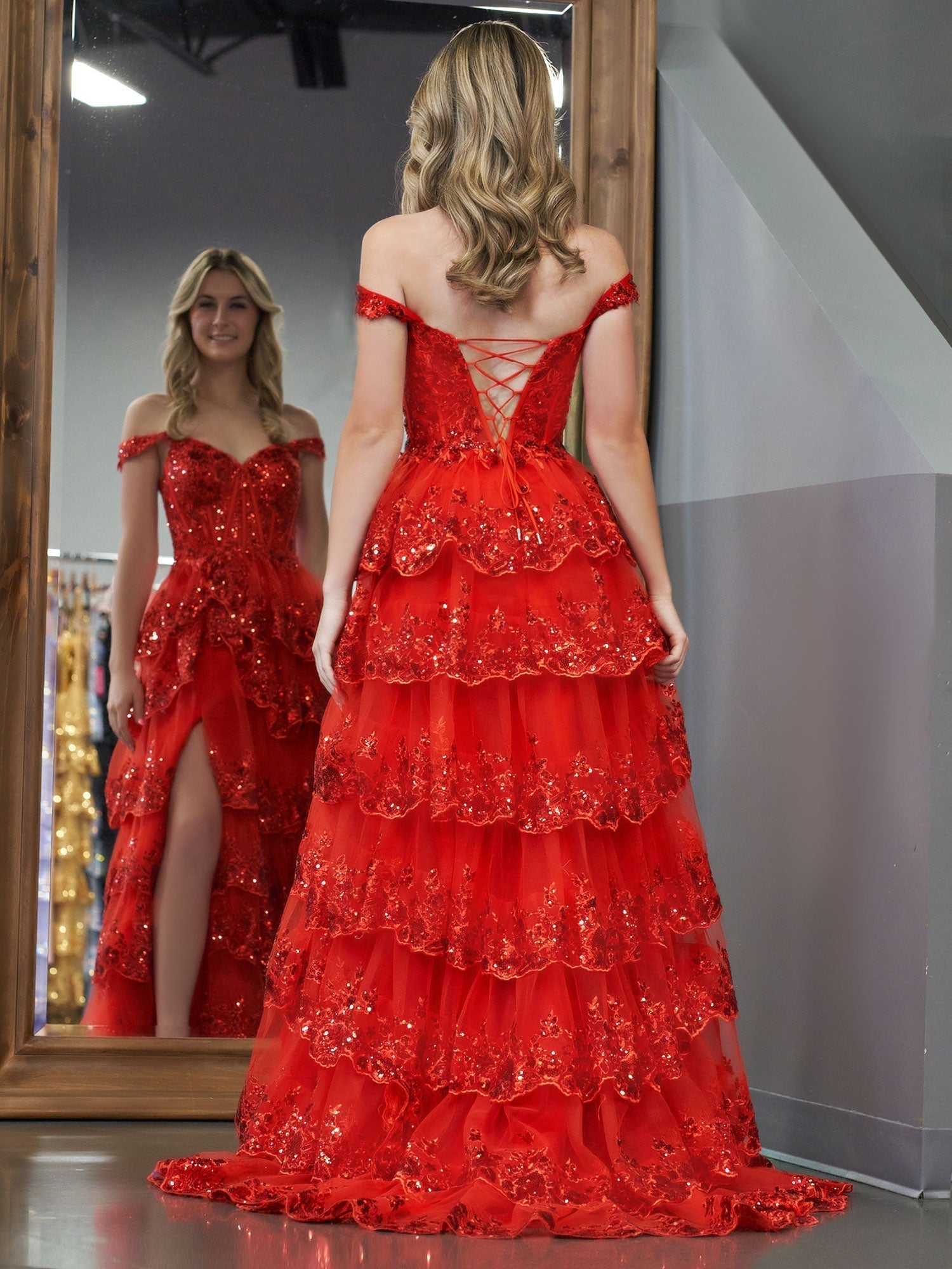 Vestido de graduación tipo corsé con hombros descubiertos y volantes de encaje