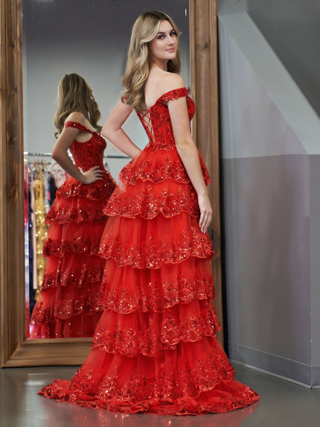 Vestido de graduación tipo corsé con hombros descubiertos y volantes de encaje