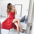 Robe de bal rouge satinée à fines bretelles croisées dans le dos, longueur genou, PD307