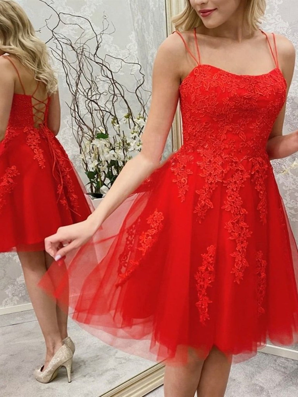 Robe de bal rouge courte trapèze sans bretelles en tulle et dentelle dos nu