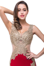 Robe de soirée rouge sirène à col en V et appliques