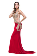Robe de soirée rouge sirène à col en V et appliques