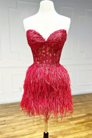 Robe de bal fourreau bustier cœur en dentelle et plumes