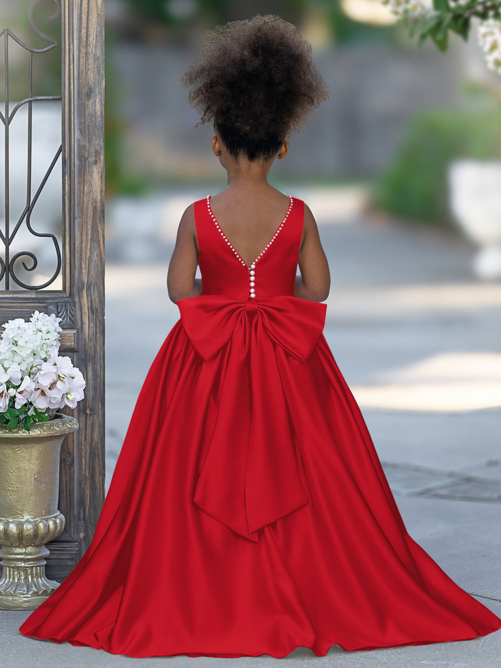Vestido rosa sin mangas de satén con escote con cuentas y detalle de lazo