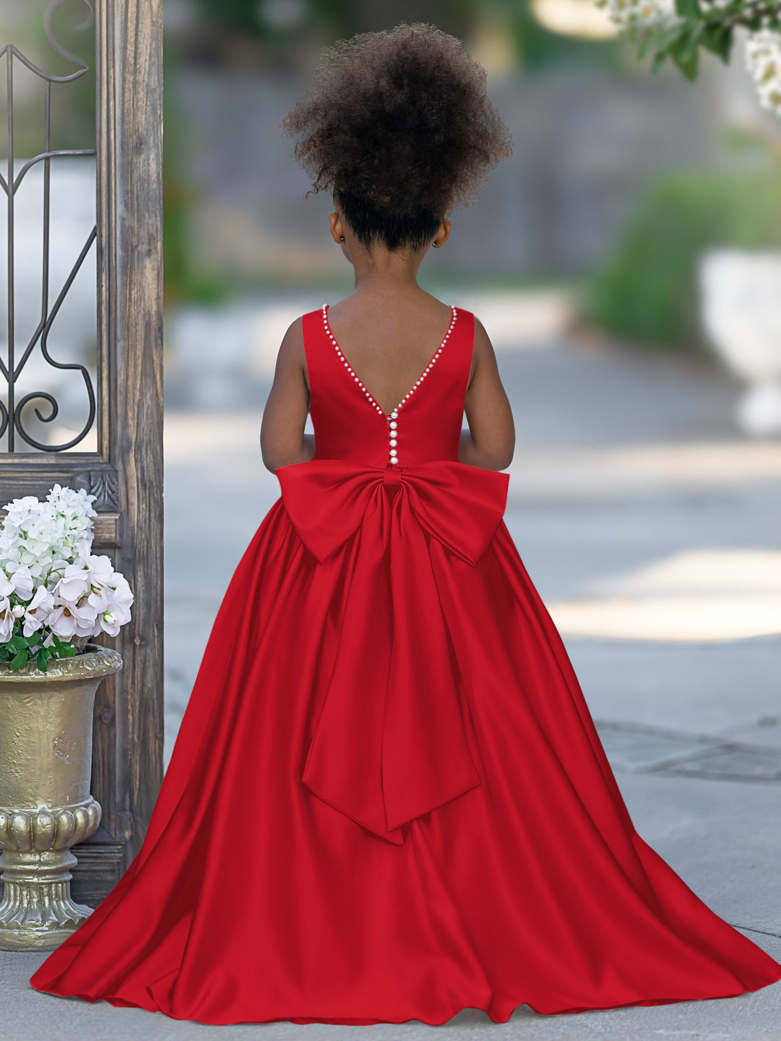 Vestido rosa sin mangas de satén con escote con cuentas y detalle de lazo