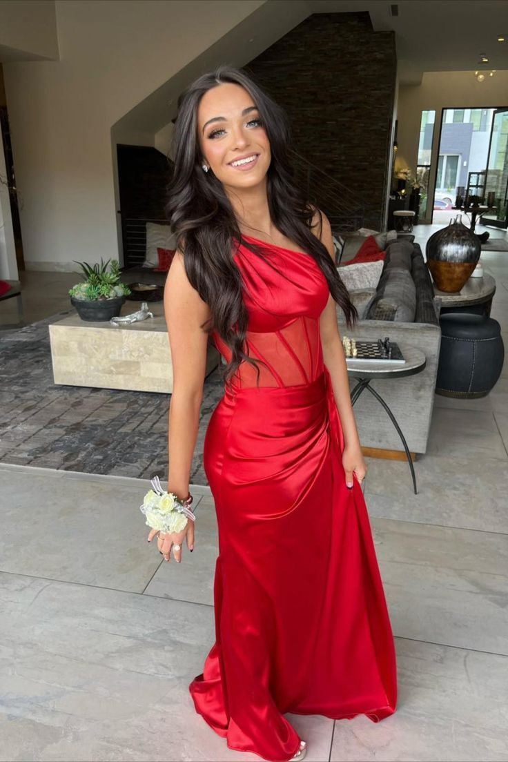 Robe de bal longue en satin plissé asymétrique à une épaule, fourreau, froncée, à une épaule.