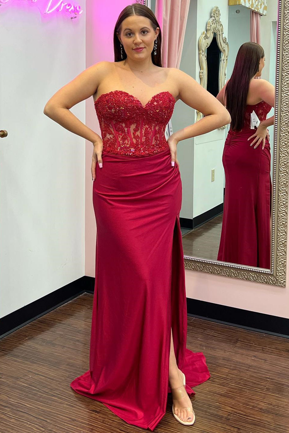 Vestido largo de fiesta rosa fucsia con corsé de encaje y escote corazón con abertura