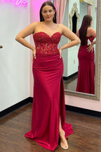 Vestido largo de fiesta rosa fucsia con corsé de encaje y escote corazón con abertura