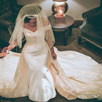 Vestido de novia retro de sirena con hombros descubiertos y sobrefalda