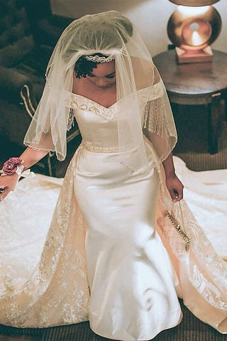 Vestido de novia retro de sirena con hombros descubiertos y sobrefalda