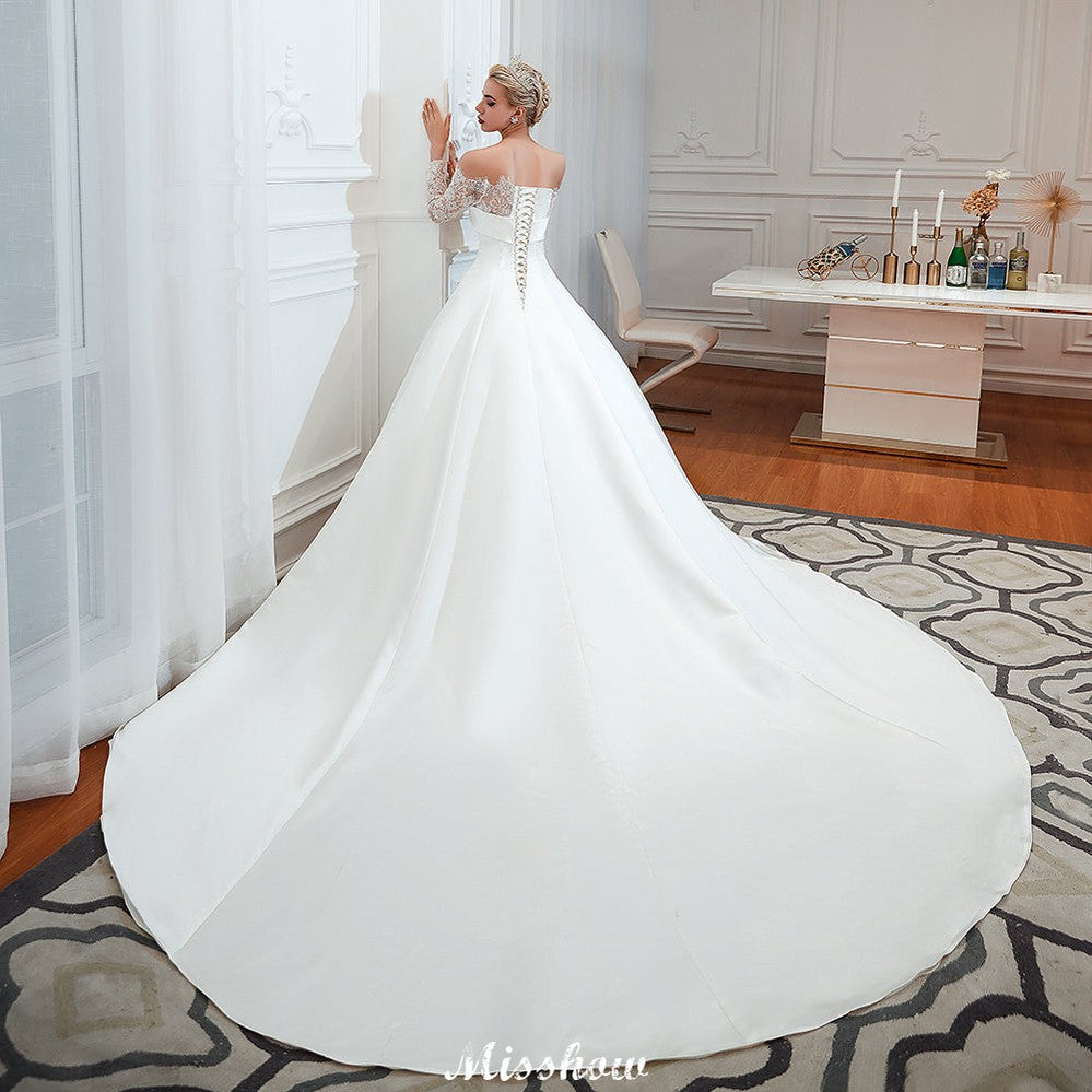 Vestido de novia de satén y encaje romántico estilo princesa | Vestido de novia corte A con cola catedral