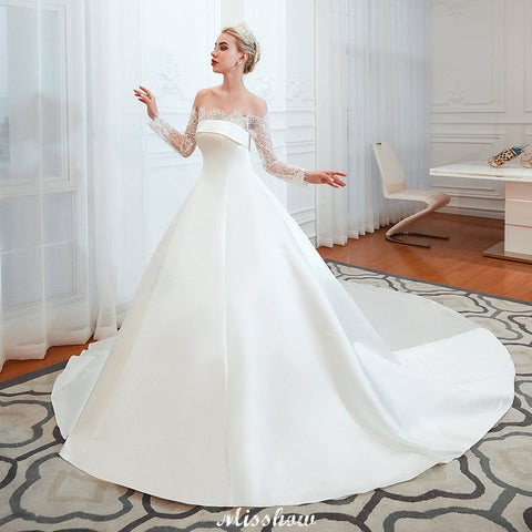 Vestido de novia de satén y encaje romántico estilo princesa | Vestido de novia corte A con cola catedral