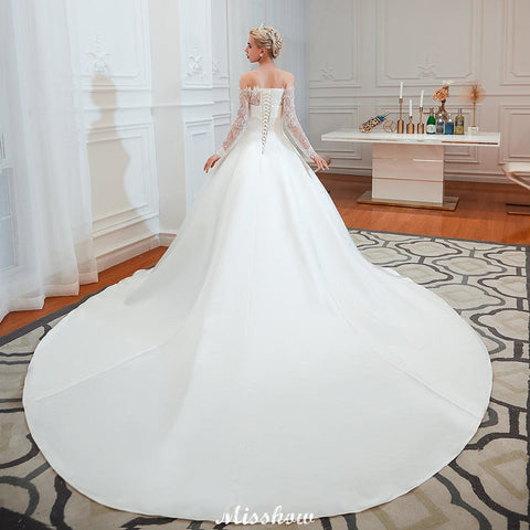 Vestido de novia de satén y encaje romántico estilo princesa | Vestido de novia corte A con cola catedral