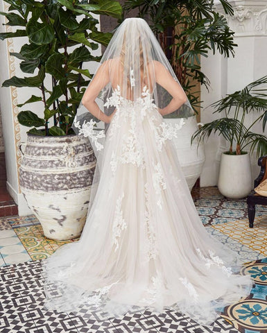 Vestido de novia romántico largo de corte A con escote en V, encaje y tul, espalda descubierta