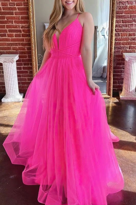 Vestido de fiesta largo de corte romántico con escote en V, espalda descubierta y tul.