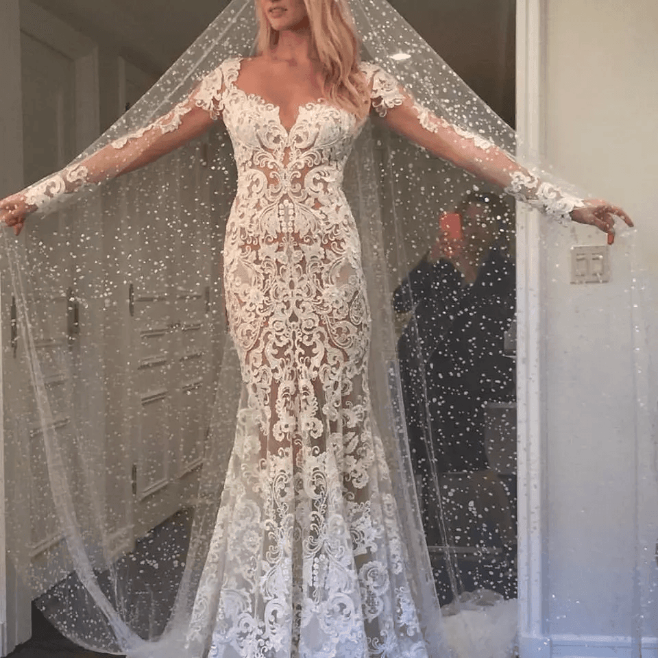 Robe de mariée sirène ivoire en dentelle, dos nu et ornée d'appliqués romantiques (WD140)