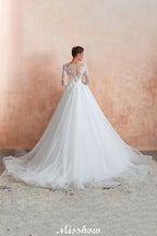 Robe de bal romantique en dentelle à manches longues, entièrement recouverte de tulle, boutons recouverts, coupe trapèze, traîne courte.