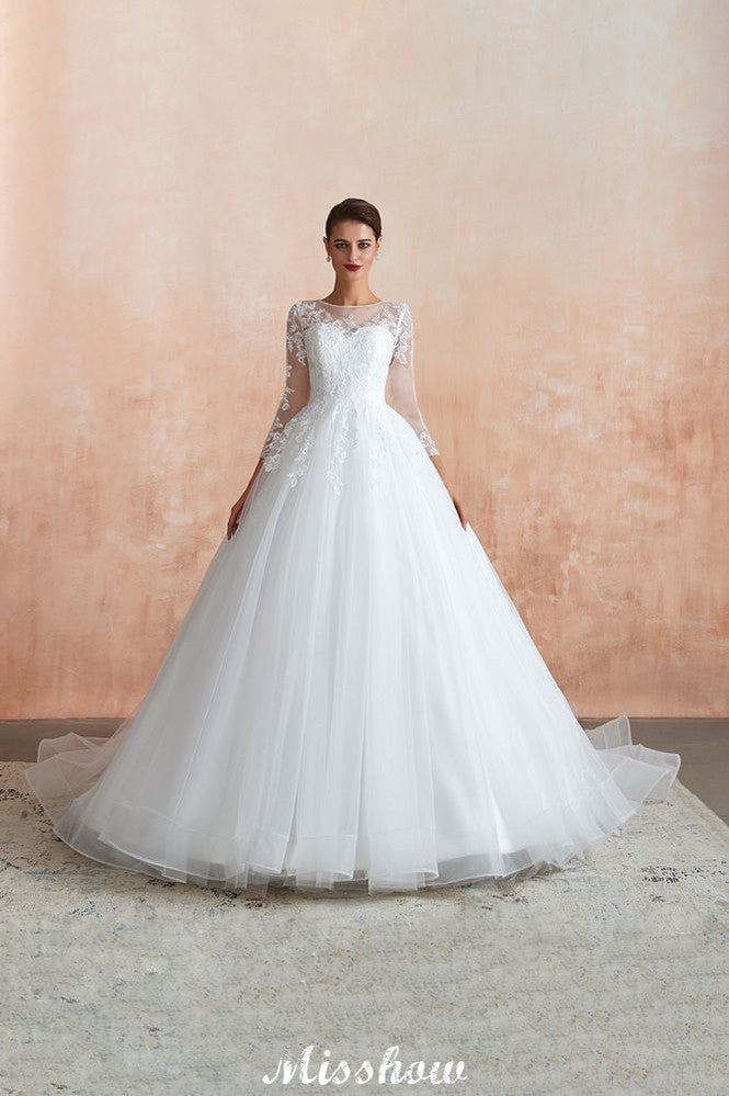 Robe de bal romantique en dentelle à manches longues, entièrement recouverte de tulle, boutons recouverts, coupe trapèze, traîne courte.