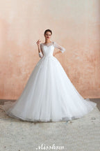 Robe de bal romantique en dentelle à manches longues, entièrement recouverte de tulle, boutons recouverts, coupe trapèze, traîne courte.