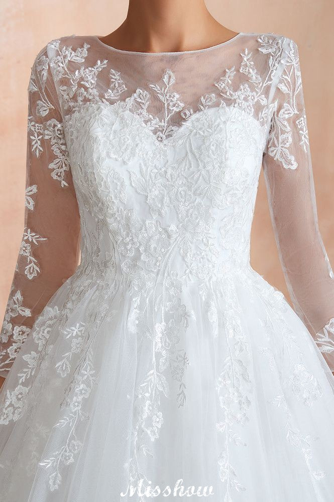 Robe de bal romantique en dentelle à manches longues, entièrement recouverte de tulle, boutons recouverts, coupe trapèze, traîne courte.