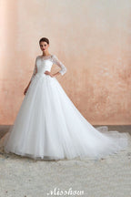Robe de bal romantique en dentelle à manches longues, entièrement recouverte de tulle, boutons recouverts, coupe trapèze, traîne courte.