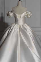 Robes de mariée romantiques en satin à épaules dénudées