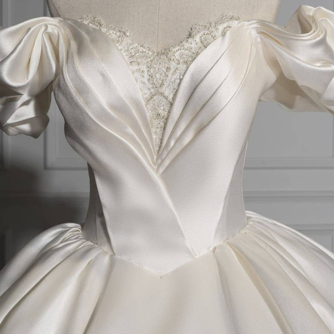 Robes de mariée romantiques en satin à épaules dénudées
